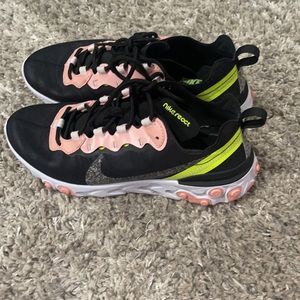 Womens NIke sneakers 👟 💕